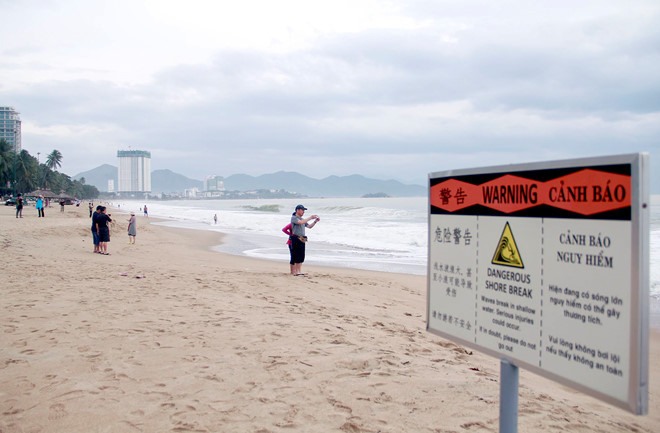 Biển cảnh báo nguy hiểm ở bãi biển Nha Trang. Biển cảnh báo nguy hiểm ở bãi biển Nha Trang.