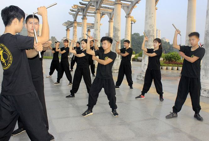 Võ sư Huy Côn đang hướng dẫn võ sinh.