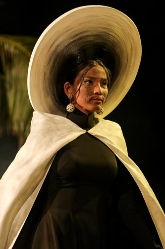 Đặc biệt, Trương Thị May là người mở màn toàn bộ show diễn khi cô mặc bộ áo dài được thiết kế lấy cảm hứng từ hình ảnh cụ Hai Xong. Đặc biệt, Trương Thị May là người mở màn toàn bộ show diễn khi cô mặc bộ áo dài được thiết kế lấy cảm hứng từ hình ảnh cụ Hai Xong.