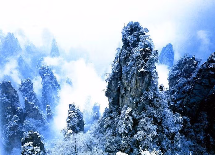 Đặc biệt vào mùa đông, cảnh non xanh nước biếc nơi đây lại được khoác lên một diện mạo mới vô cùng quyến rũ nhờ những cơn mưa tuyết.