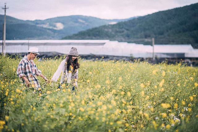 Thanh Cảnh luôn thể hiện tình yêu bằng hành động. Theo lời kể của Kim Ngân thì trong một lần cô bị cảm nắng, vừa mới than thở với anh xong một lúc sau đã thấy anh chàng đến cùng một hũ nước cam do chính tay anh chuẩn bị. Tình yêu cứ đơn giản như thế thôi!