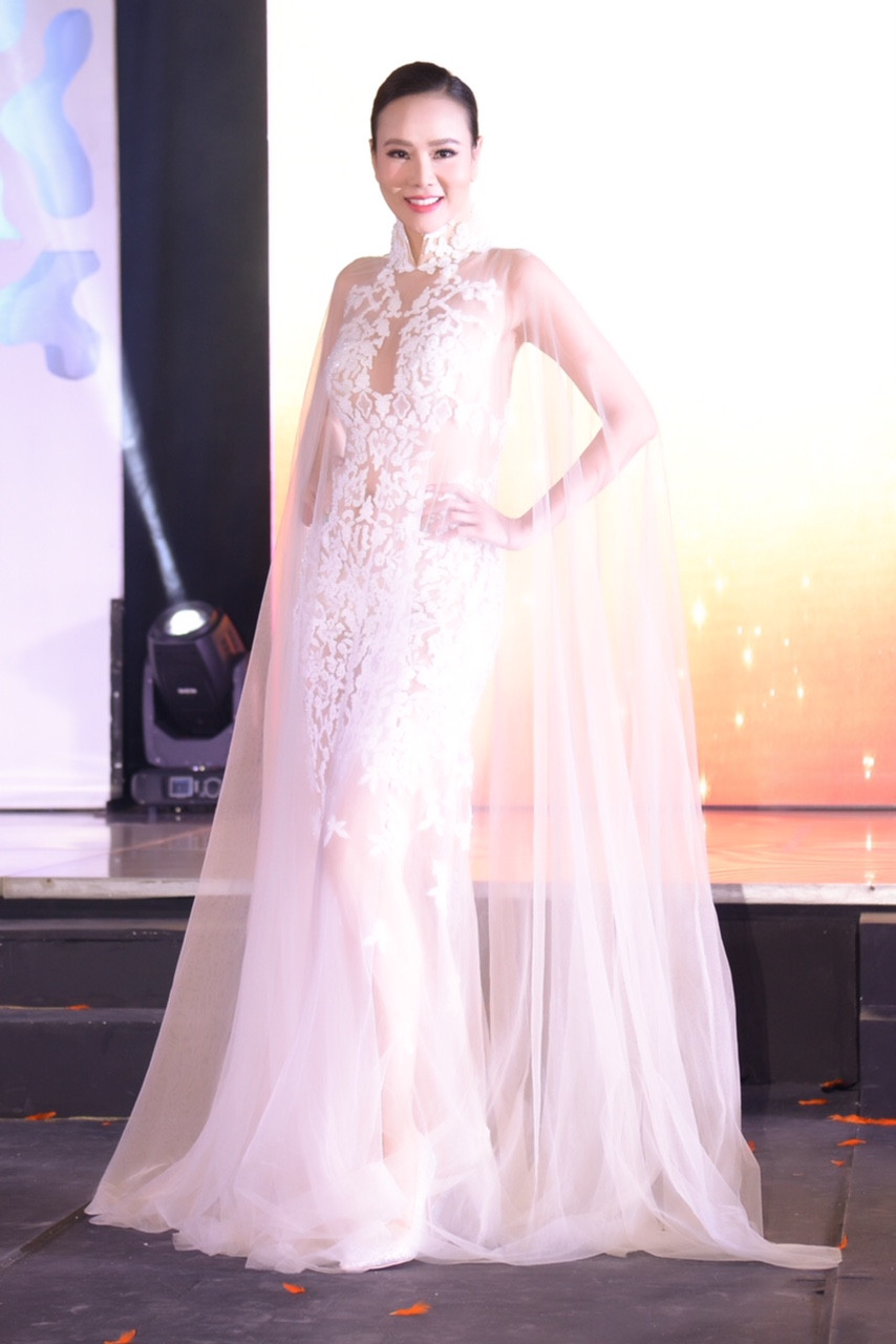 Dương Yến Ngọc nhận hai giải phụ trong đêm thi bán kết. Dương Yến Ngọc nhận hai giải phụ trong đêm thi bán kết.