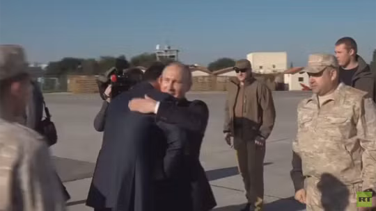Ông Putin đã dừng chân tại căn cứ không quân Hemeimeem ở tỉnh Latakia – Syria trên đường tới Ai Cập. Ảnh: RT