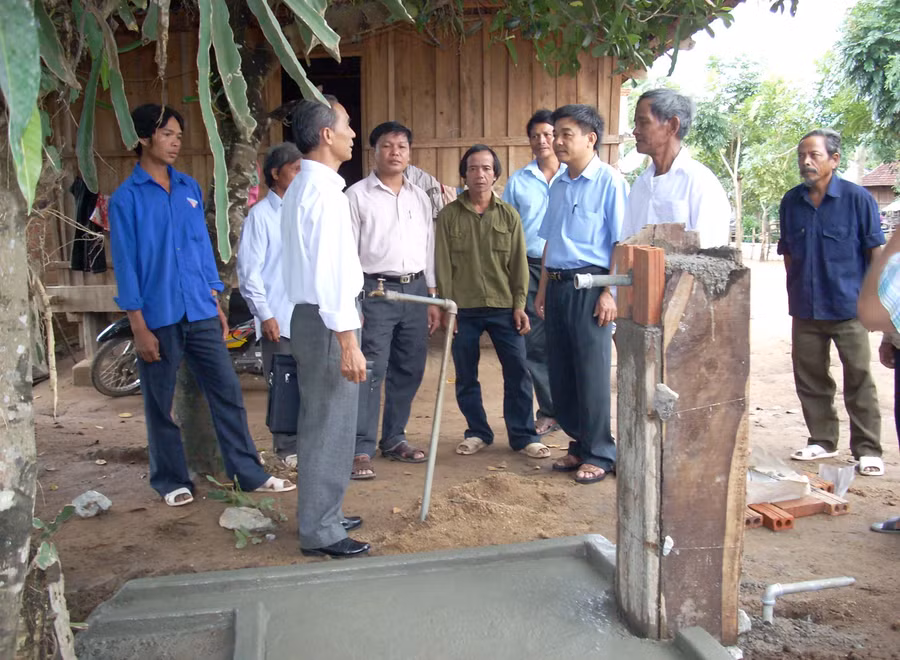 Kiểm tra công tác xây dựng hệ thống cấp nước sạch vùng dân tộc thiểu số. Ảnh: T.N