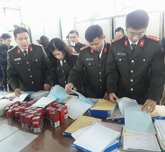 Công an thu giữ nhiều tang vật trong vụ án. Công an thu giữ nhiều tang vật trong vụ án.