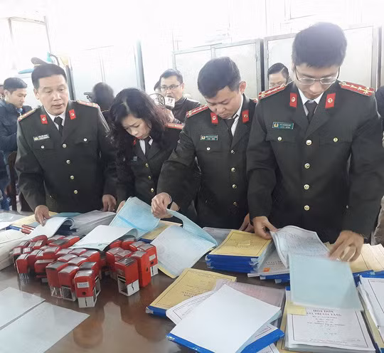 Công an thu giữ nhiều tang vật trong vụ án.