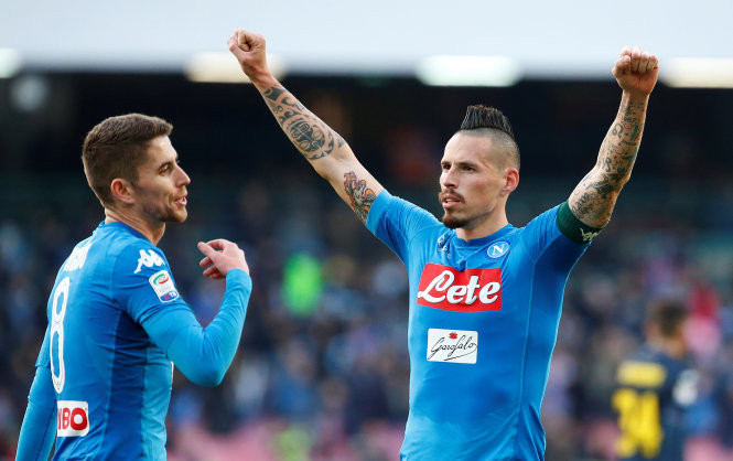 Niềm vui của Hamsik (phải) sau khi ghi bàn cho Napoli. Ảnh: REUTERS