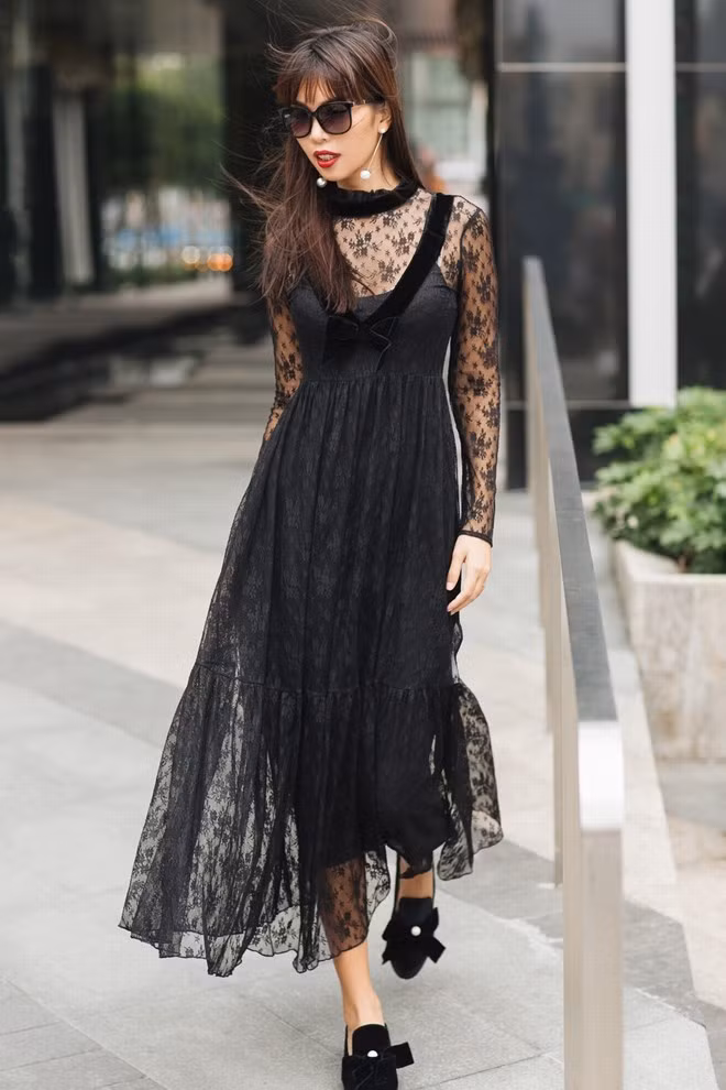 Thiết kế đầm ren xuyên thấu sang trọng được Hà Anh phối cùng hoa tai ngọc trai và đôi giày xỏ nhung có nơ điệu đà.