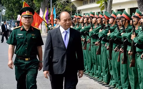 Thủ tướng Nguyễn Xuân Phúc thăm cán bộ, chiến sĩ Bộ Chỉ huy quân sự tỉnh Đồng Tháp. Ảnh: VGP/Quang Hiếu