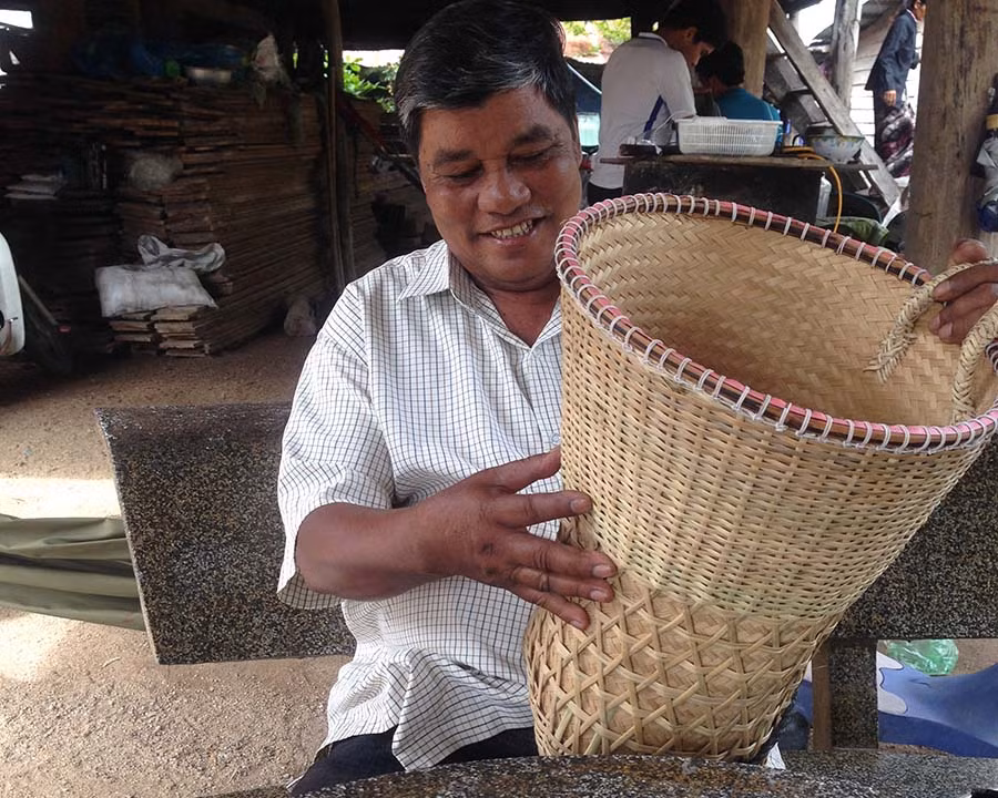  Lúc nông nhàn già Ksor Sứt thường đan gùi để giữ truyền thống của dân tộc Jrai. Ảnh: Mai Linh