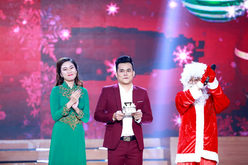 Ngọc Trọng được mừng sinh nhật ngay trên sân khấu Ngọc Trọng được mừng sinh nhật ngay trên sân khấu