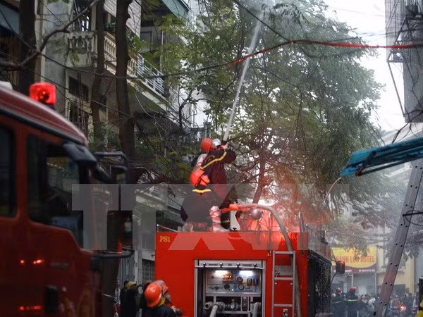  Lính cứu hỏa đang nỗ lực dập tắt đám cháy. (Ảnh: Huy Hùng/TTXVN)