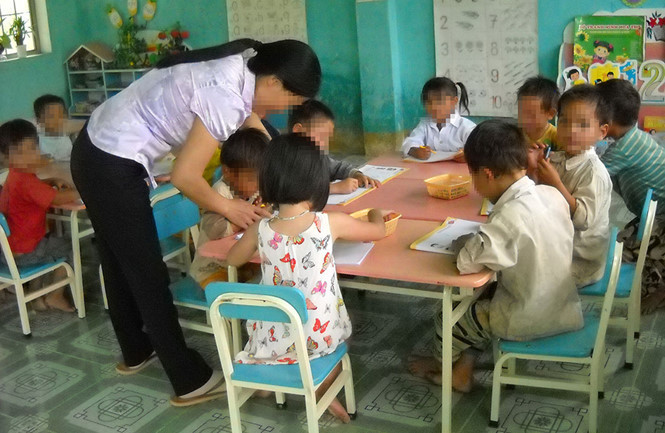 Những đứa trẻ được sinh ra từ những cặp vợ chồng tảo hôn. Những đứa trẻ được sinh ra từ những cặp vợ chồng tảo hôn.