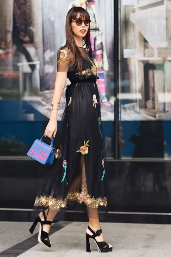  Một hình ảnh Hà Anh nữ tính rất khác biệt với thiết kế đầm thướt tha, mềm mại.