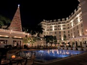  Cây thông Noel khổng lồ làm từ nón lá Việt Nam. (Ảnh: Metropole Hà Nội)