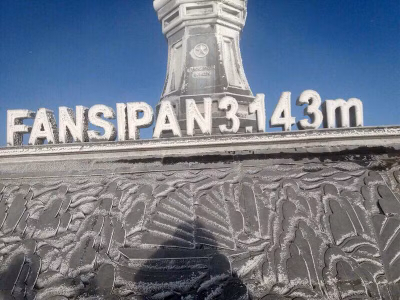 "Nóc nhà của Đông Dương" huyền ảo trong giá lạnh