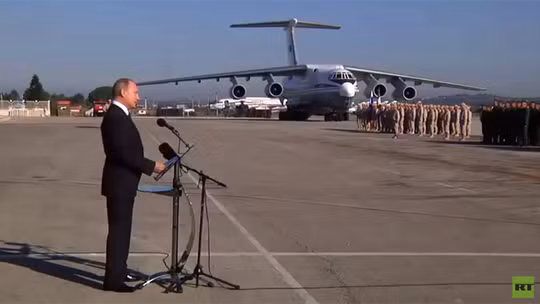 Ông Putin phát biểu tại căn cứ không quân Hemeimeem ở tỉnh Latakia – Syria hôm 11-12. Ảnh: RT