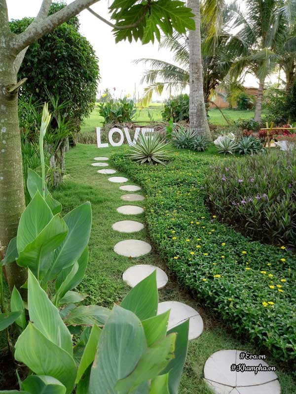 Những viên đá hình tròn và hình trái tim do Cường tự tay làm tận dụng từ xi măng còn thừa khi làm sân.