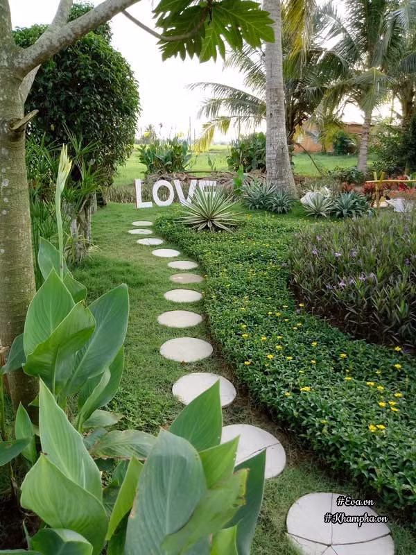 Những viên đá hình tròn và hình trái tim do Cường tự tay làm tận dụng từ xi măng còn thừa khi làm sân.