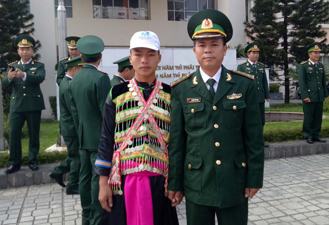 Thượng úy Nguyễn Văn Trinh và em Thào May Sì (một trong nhiều học sinh được dạy tiếng Việt)