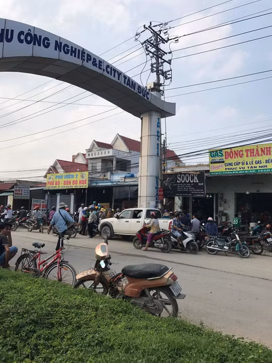 Công an khám nghiệm hiện trường quán nhậu K.O-Ph.N., nơi chủ quán chết trong đêm. Công an khám nghiệm hiện trường quán nhậu K.O-Ph.N., nơi chủ quán chết trong đêm.