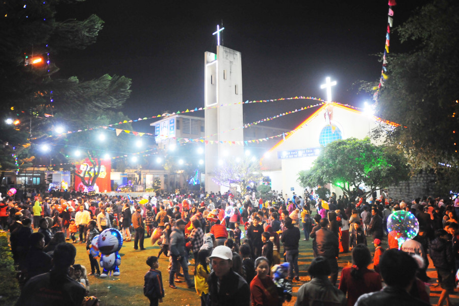 Không khí vui nhộn trên khắp các tuyến đường tại phố núi. Ảnh. N.G