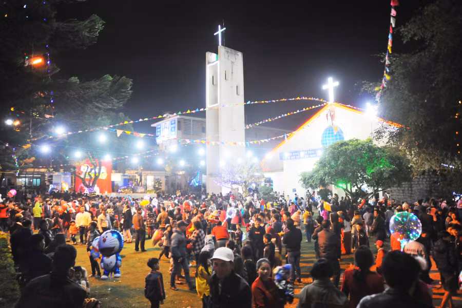 Không khí vui nhộn trên khắp các tuyến đường tại phố núi. Ảnh. N.G