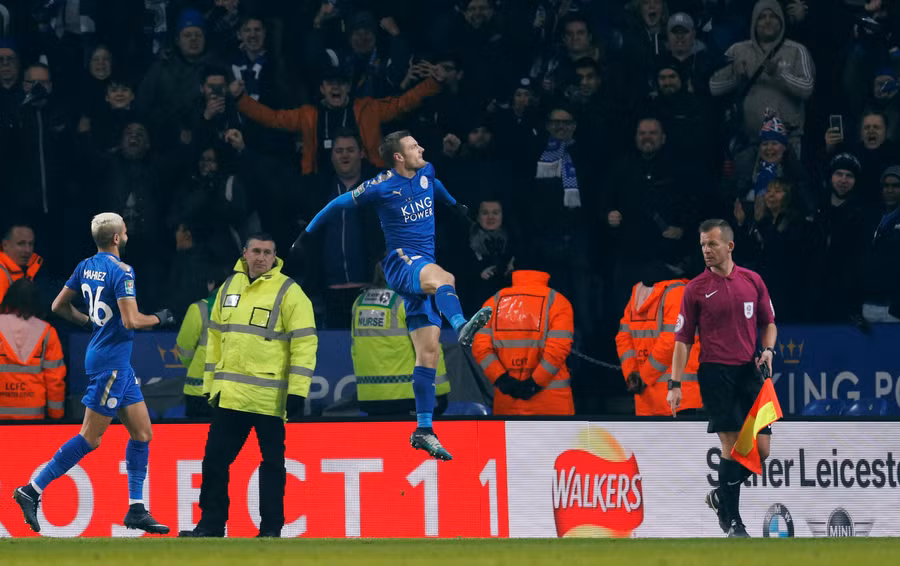  Vardy ăn mừng bàn gỡ 1-1 cho Leicester. Ảnh: REUTERS