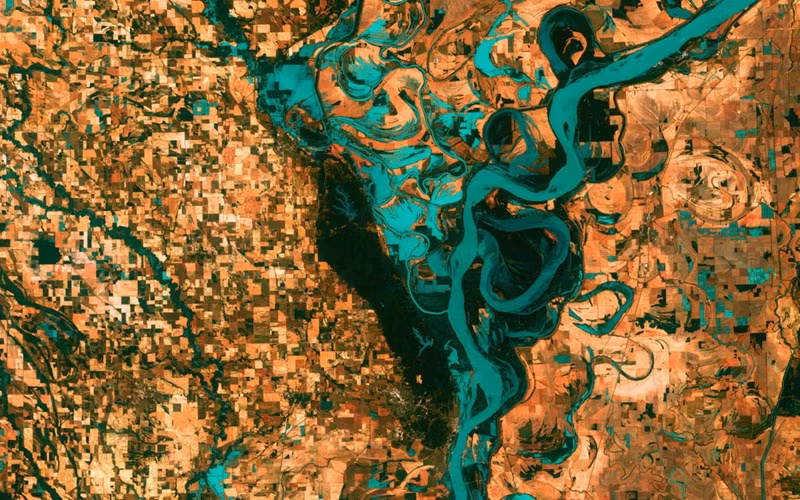 Hình ảnh về sông Mississippi, ở phía nam Memphis, Tennessee. HÌnh ảnh chụp từ không gian hồi năm 2003. 