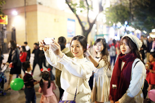 Các bạn trẻ thường chọn cho mình trang phục tông đỏ để cùng nhau ghi lại những bức ảnh kỉ niệm đúng chủ đề Giáng sinh