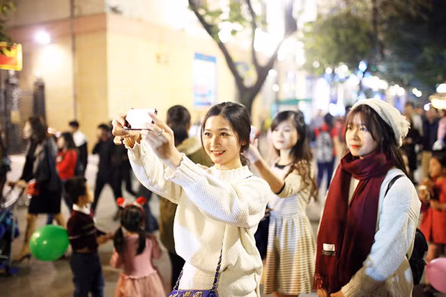 Các bạn trẻ thường chọn cho mình trang phục tông đỏ để cùng nhau ghi lại những bức ảnh kỉ niệm đúng chủ đề Giáng sinh