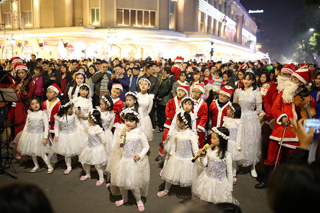 Dàn hợp xướng của các thiên thần nhí thu hút sự chú ý của đông đảo người dân Hà Nội trên phố đi bộ Hồ Gươm