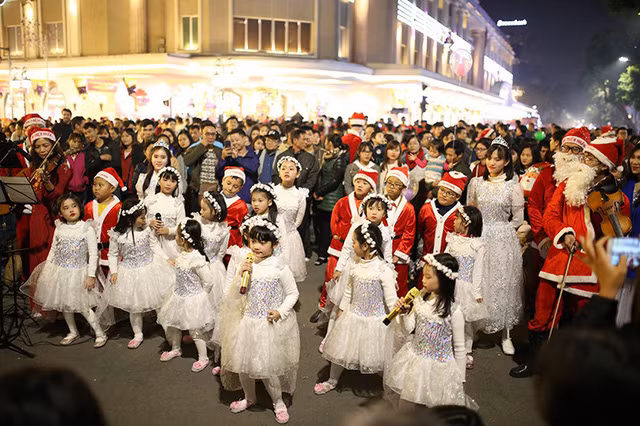 Dàn hợp xướng của các thiên thần nhí thu hút sự chú ý của đông đảo người dân Hà Nội trên phố đi bộ Hồ Gươm