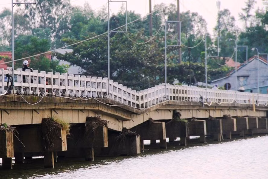 Cây cầu xuống cấp nghiêm trọng nhưng chưa được sự quan tâm của các ngành chức năng, nhất là khi mùa mưa bão đang đến gần.