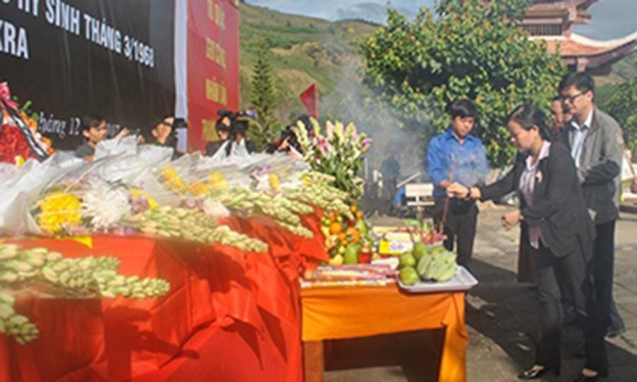  Lãnh đạo tỉnh thắp hương viếng các anh hùng liệt sĩ. Ảnh: Duy Tân