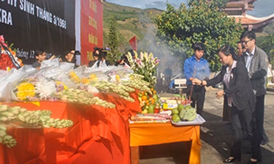  Lãnh đạo tỉnh thắp hương viếng các anh hùng liệt sĩ. Ảnh: Duy Tân