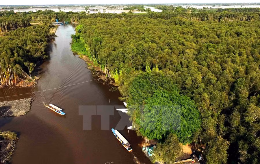 Một góc khu du lịch làng nổi Tân Lập nhìn từ trên cao.