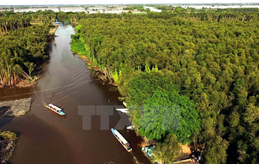 Một góc khu du lịch làng nổi Tân Lập nhìn từ trên cao.