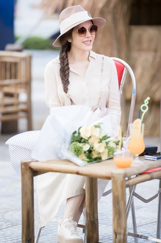 Dù rất bận rộn với lịch làm việc dày đặc, đặc biệt là triển lãm kim cương trên du thuyền, Lý Nhã Kỳ vẫn có mặt tại Hội An, Quảng Nam hôm 16/12 để tham gia show thời trang vì tình cảm dành cho nhà thiết kế Đinh Văn Thơ.