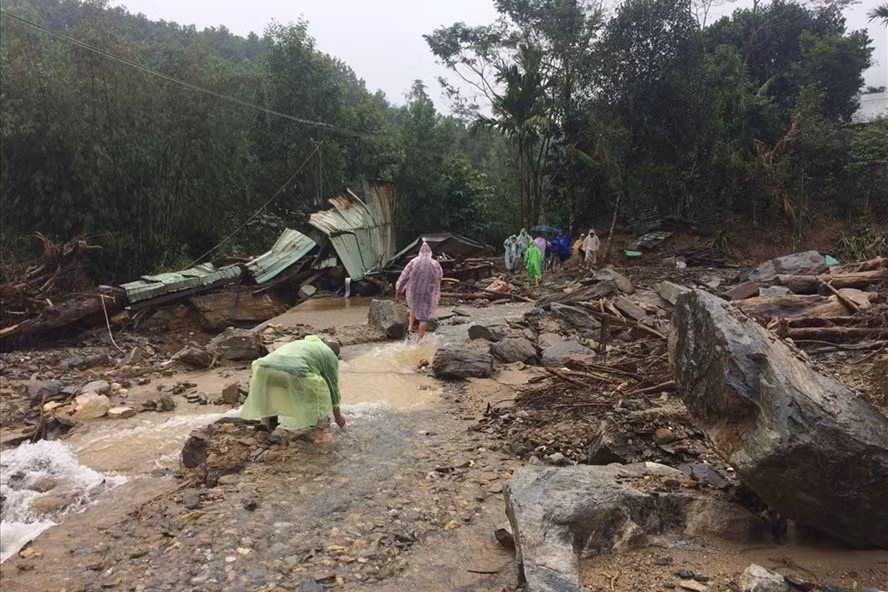 Sạt núi đã càn quét qua đây, mất dấu tích 10 căn nhà tại thôn 2, xã Trà Bui.