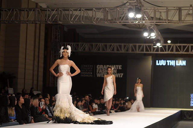 Sàn diễn được thiết kế giống như một sự kiện thời trang tầm cỡ quốc tế