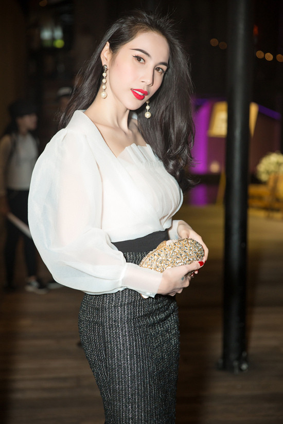 Thủy Tiên vẫn gợi cảm trong trang phục công sở.