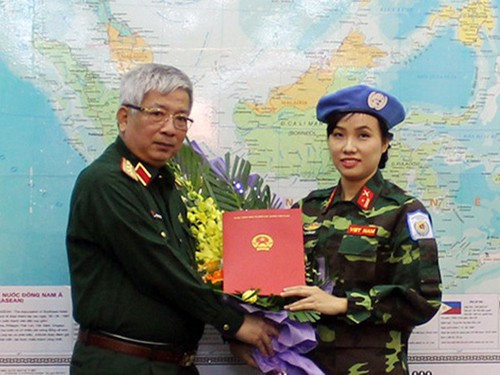 Thượng tướng Nguyễn Chí Vịnh trao quyết định của Chủ tịch nước cho thiếu tá Đỗ Thị Hằng Nga, nữ sĩ quan tham gia lực lượng Gìn giữ hòa bình đầu tiên của Việt Nam, tháng 10-2017. Thượng tướng Nguyễn Chí Vịnh trao quyết định của Chủ tịch nước cho thiếu tá Đỗ Thị Hằng Nga, nữ sĩ quan tham gia lực lượng Gìn giữ hòa bình đầu tiên của Việt Nam, tháng 10-2017.