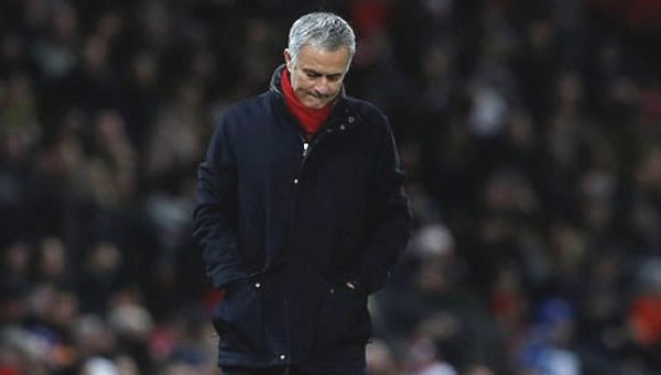 Vẻ thất vọng của HLV Mourinho sau trận hòa trước Burnley.