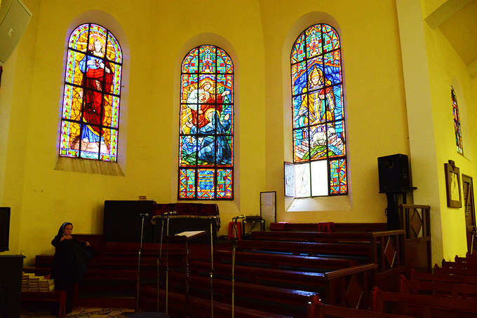 Một trong hai gian nhỏ là nơi để ca đoàn biểu diễn vào những ngày lễ hoặc dịp đặc biệt.