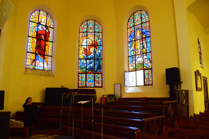 Một trong hai gian nhỏ là nơi để ca đoàn biểu diễn vào những ngày lễ hoặc dịp đặc biệt.