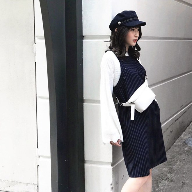 Cùng với trào lưu áo len, công thức ''chơi lớp'' trang phục gọn gàng với đầm yếm, quần ống loe cũng làm Sun Ht thêm trẻ trung, phóng khoáng. Cặp phụ kiện gây ''sốt'' là mũ newsboy và túi Charles & Keith vừa khéo trở thành món đồ giúp cô nàng ''nâng tầm'' tổng thể trang phục.