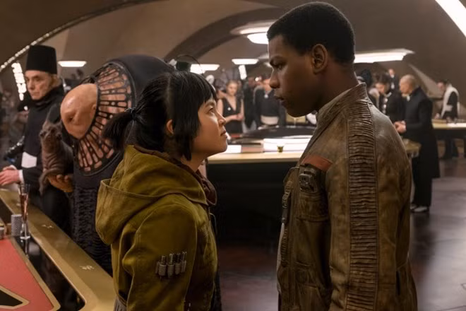 Hai nhân vật Rose (Kelly Marie Trần) và Finn (John Boyega) trong phim ''Star Wars: The Last Jedi.''