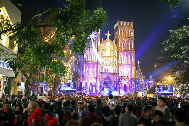 Nhà thờ Lớn Hà Nội luôn luôn là điểm đến của giới trẻ trong dịp lễ cuối năm, dù cho có phải là người theo đạo hay không