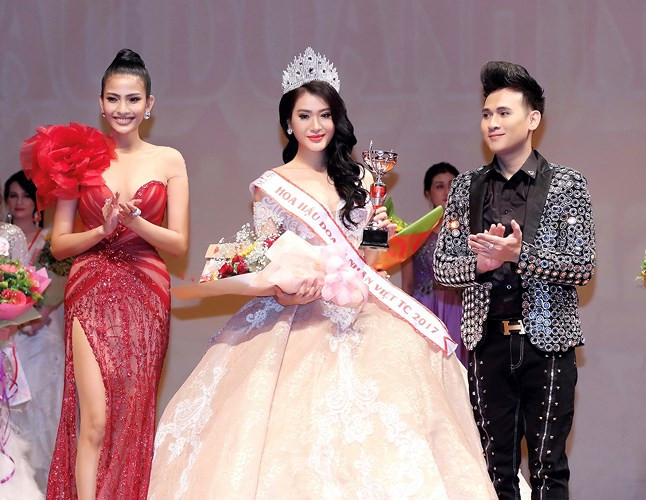 Vũ Bình Minh là một trong những thí sinh của cuộc thi Hoa hậu Doanh nhân Việt toàn cầu năm nay, người đẹp gốc Phú Yên từng lọt top 10 Hoa hậu Việt Nam 2010. Vũ Bình Minh là một trong những thí sinh của cuộc thi Hoa hậu Doanh nhân Việt toàn cầu năm nay, người đẹp gốc Phú Yên từng lọt top 10 Hoa hậu Việt Nam 2010.